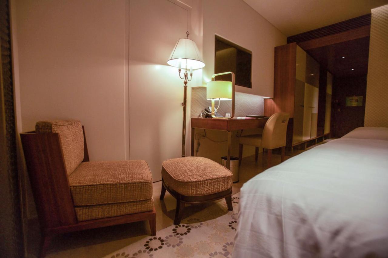 Crowne Plaza Chennai Adyar Park, An Ihg Hotel מראה חיצוני תמונה A room at the hotel