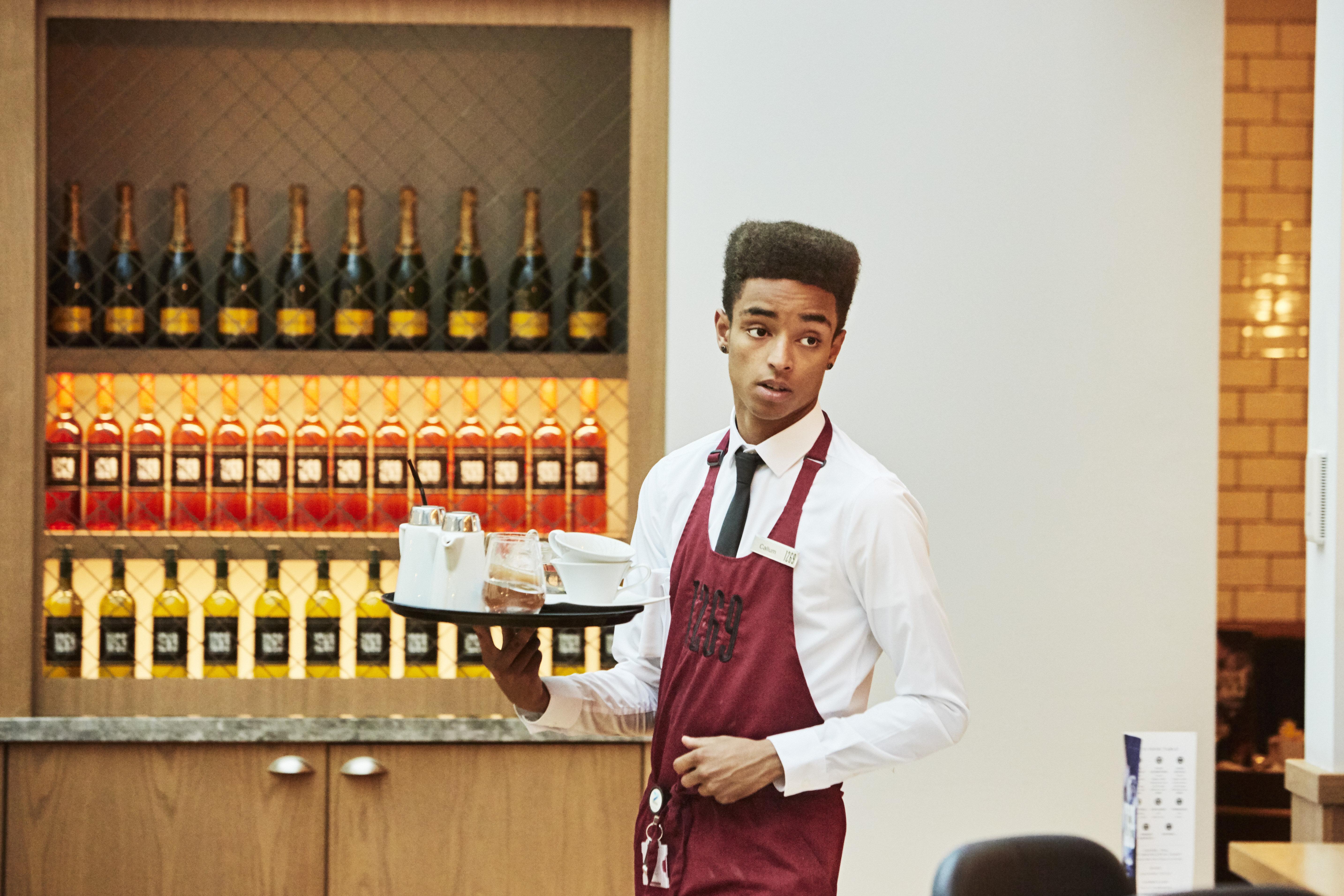 Crowne Plaza Chennai Adyar Park, An Ihg Hotel מראה חיצוני תמונה A waiter in a restaurant