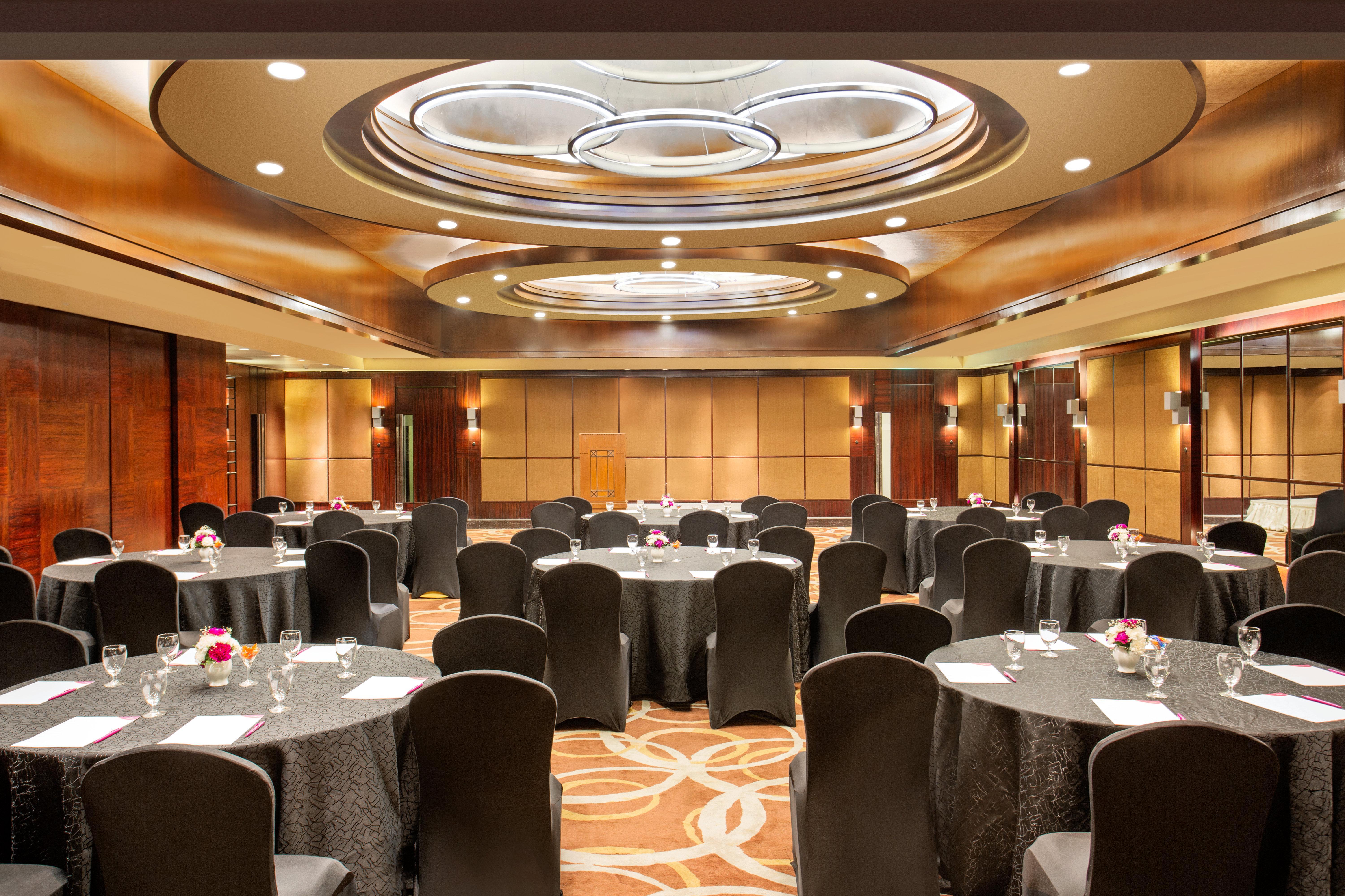 Crowne Plaza Chennai Adyar Park, An Ihg Hotel מראה חיצוני תמונה The ballroom