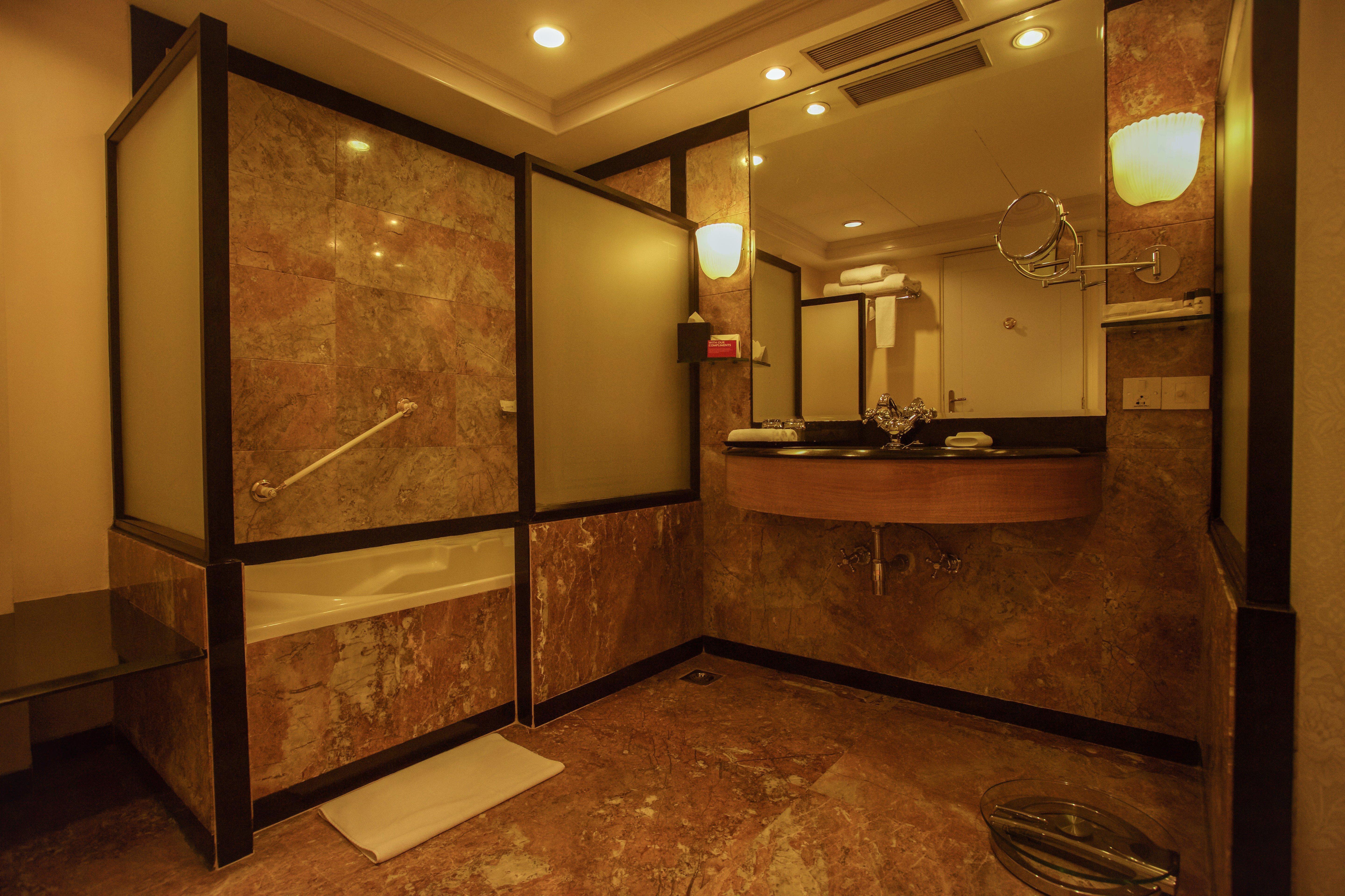 Crowne Plaza Chennai Adyar Park, An Ihg Hotel מראה חיצוני תמונה A bathroom in a hotel
