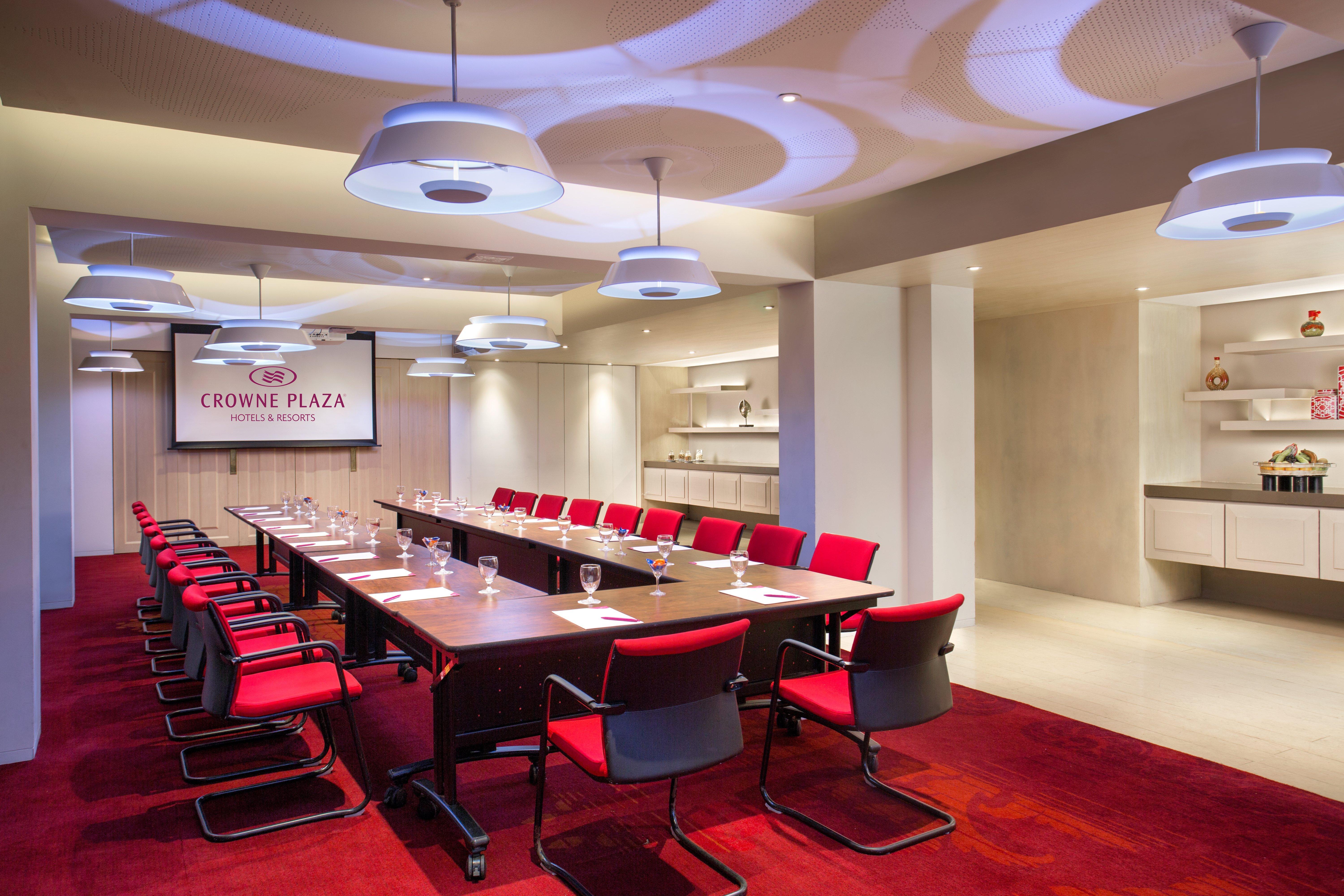 Crowne Plaza Chennai Adyar Park, An Ihg Hotel מראה חיצוני תמונה Meeting room at the hotel